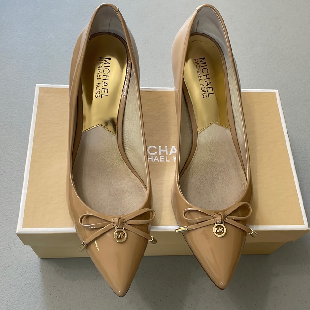 Gorgeous, classy Michael Kors pumps!!